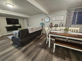 Spacious Centrally Located Private Guest Suite with Hot Tub
